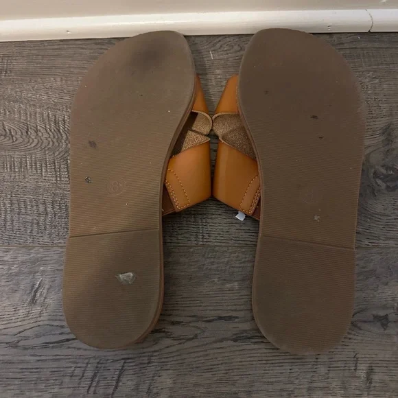 Universal Thread Flat Sandals. Size 8 - Picture 4 of 4